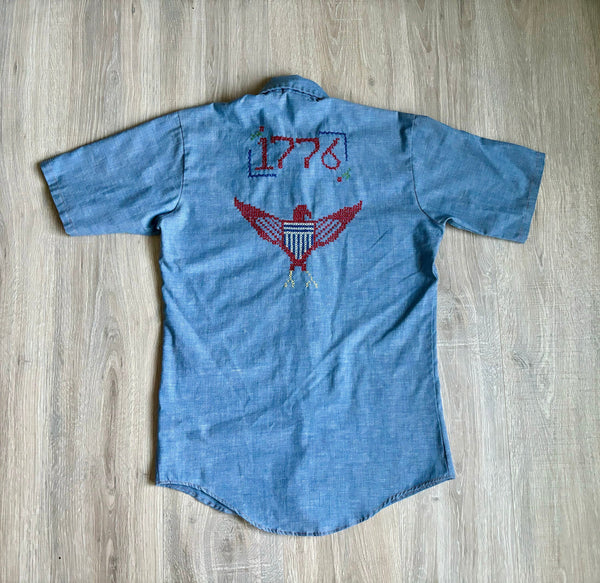 Sm/Med - Vintage 70s Sears Chambray 1776 Bicentennial Embroidered Western Short Sleeve Button Up Shirt